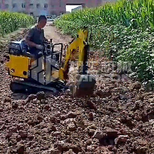 小型挖掘機(jī)操作簡單，小巧靈活